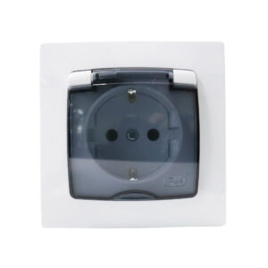 KÁRÓ földelt dugalj IP44 komplett fehér