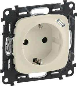 VALENA ALLURE 2P+F csatlakozóalj+usb-c ec dugajl,rugós, 1,5A/5V-7,5W