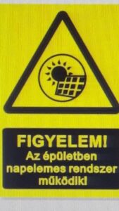 MŰANYAG ÉPÜLET. NAPELEM/ REND. ÜZE AZ ÉPÜLETBEN NAPELEMES RENDSZER MŰK.