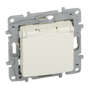 Legrand 764632 Niloé 2P+F csatlakozóaljzat biztonsági zsalus (GYV), csapfedeles, csavaros, bézs